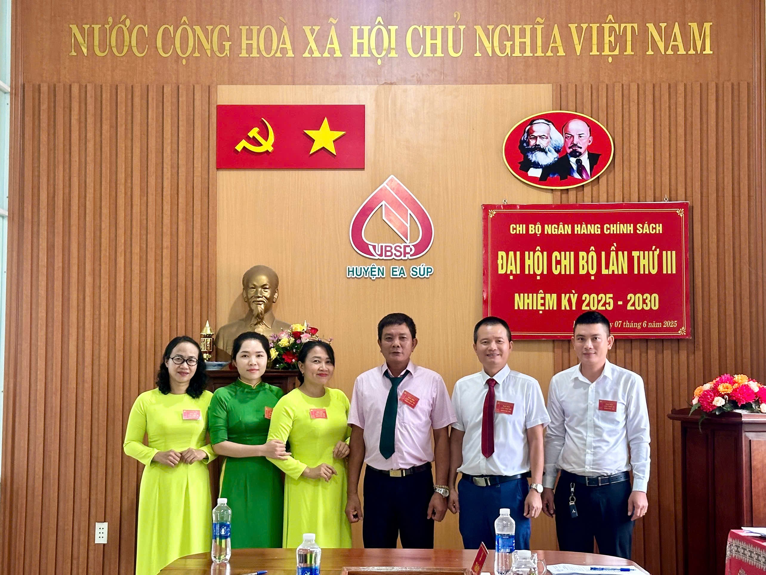 Chi bộ Ngân hàng Chính sách xã hội huyện ra mắt nhận nhiệm vụ nhiệm kỳ 2025 -2 30